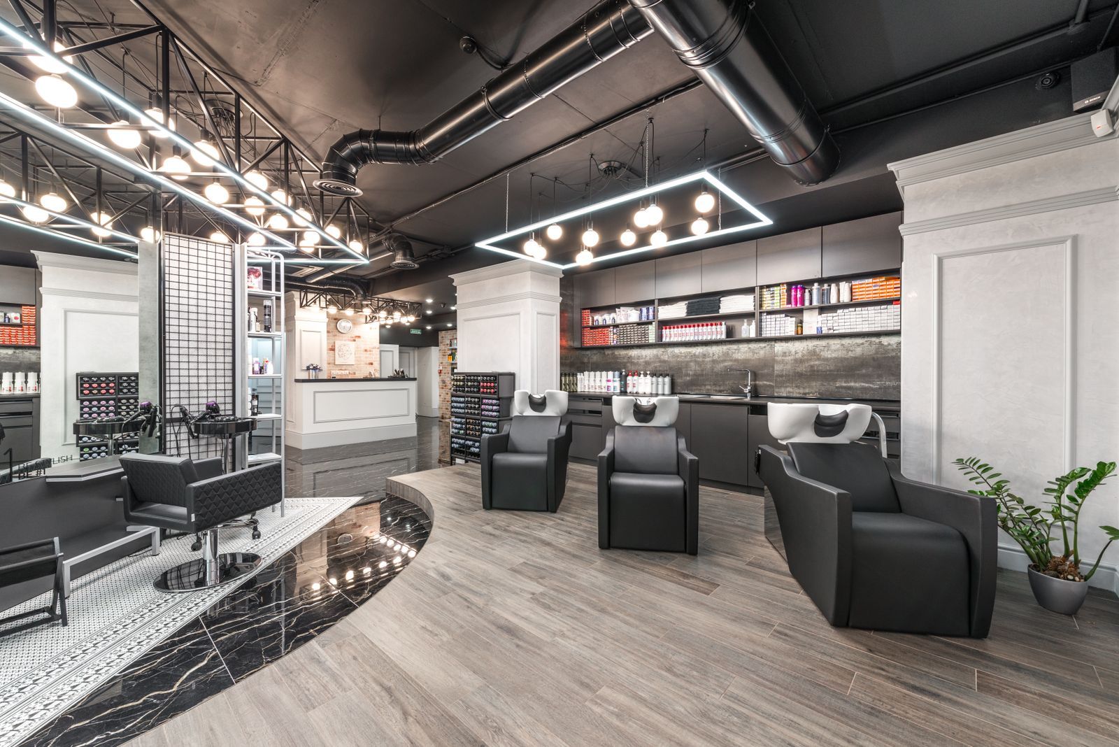 Chairs and mirrors in a modern beauty salon
